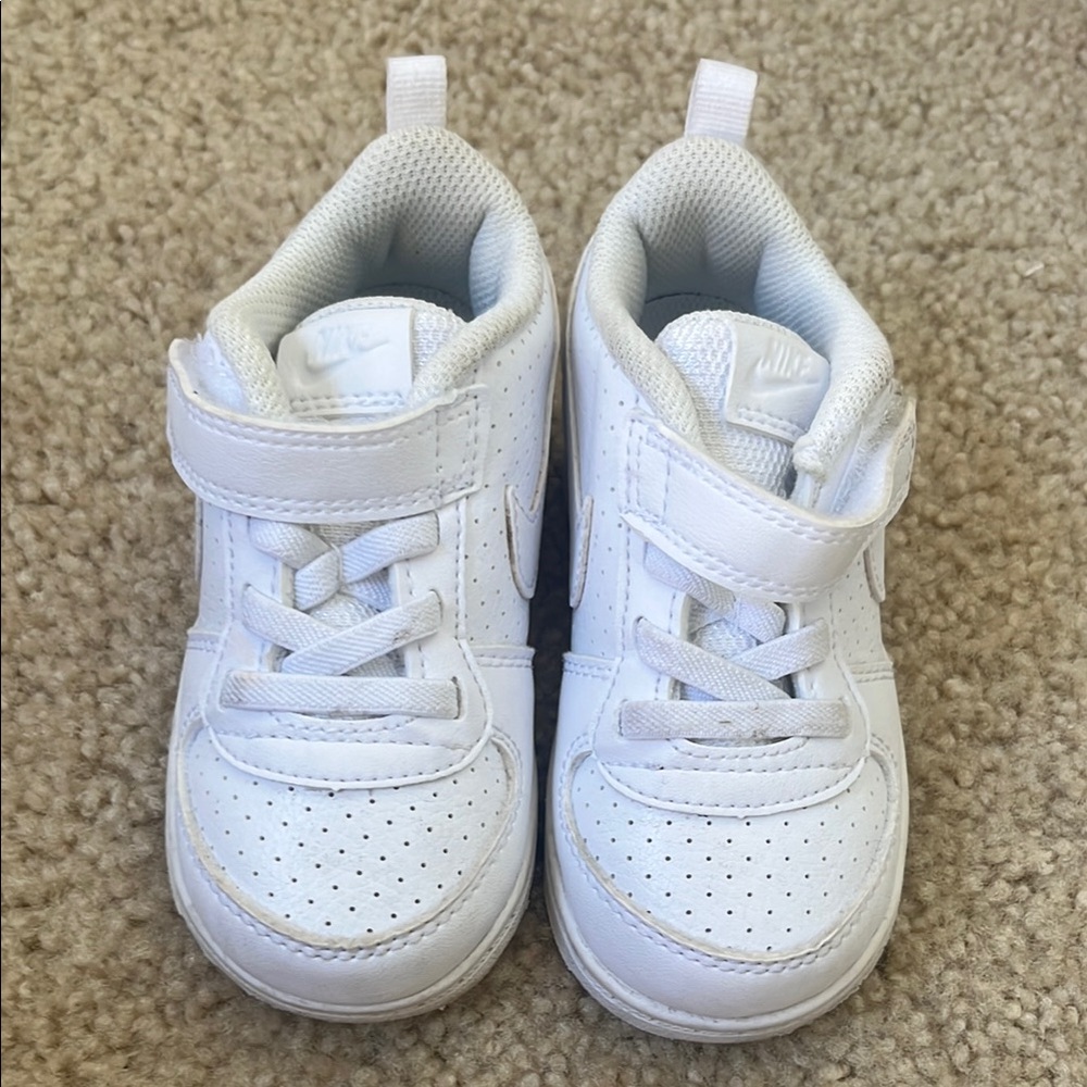 Nike Kids White Sneakers (Size 6.5)